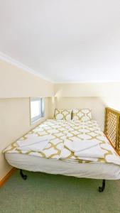 卡瓦拉GreenCity Kavala的窗户客房内的一张大白色床