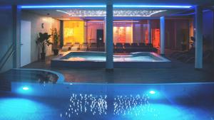 贝凯什乔包蒙卡奇酒店 的一座晚上设有游泳池的房子