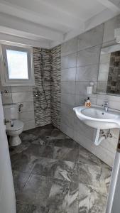 卡瓦拉GreenCity Kavala的一间带水槽和卫生间的浴室