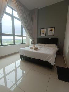 Conezion, pool view 2 rooms, beside IoI city mall, opposite Serdang hospital, UPM, Uniteen, Putrajaya客房内的一张或多张床位