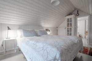 斯塔姆松Lofoten- Fishermans logde with the view的卧室配有白色床和白色棉被