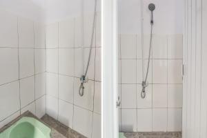 美娜多SPOT ON 92000 3m Kost Dan Homestay的带淋浴和卫生间的浴室