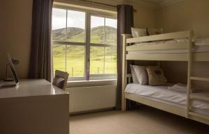 KilbrideStrath Glebe的一间卧室设有两张双层床和一扇窗户。