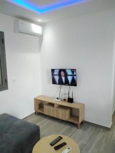 乌姆苏克Résidence Inès Djerba Appartement de Luxe的客厅设有壁挂式平面电视。
