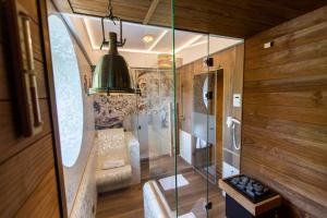 格丁尼亚薇拉卢比奇酒店的玻璃淋浴间,带长凳和灯