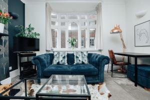 亨利昂泰晤士Central Hidden Gem的客厅配有蓝色的沙发和桌子