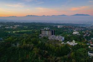 万隆万隆达戈公园洲际酒店的城市的空中景观,背景是群山
