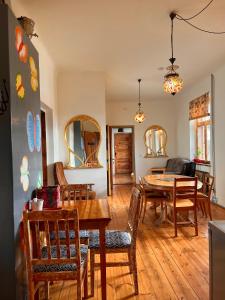 帕维洛斯塔Butterfly House的一间带桌椅的用餐室