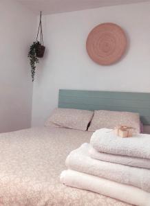 圣马尔廷德特雷韦霍Apartamento Rural Val de Xálima的一间卧室配有带毛巾的床
