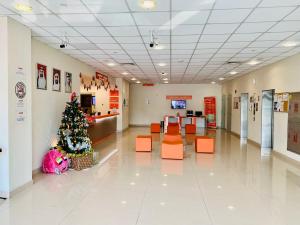 迪拜JOIN INN HOTEL Jebel Ali, Dubai - Formerly easyHotel Jebel Ali的医院大厅中间的圣诞树