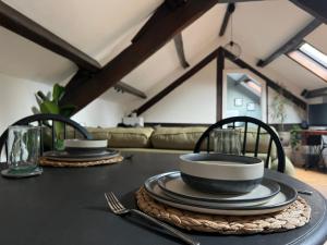 LocktonThe Loft, 1 Bedroom flat in rural village的一张桌子,上面有两盘盘子和碗