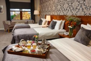 基拉卢湖畔酒店及休闲中心的酒店客房设有两张床和一盘食物