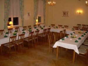 Hotel Garni am Schlosspark餐厅或其他用餐的地方