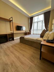 伊斯坦布尔Berfinn Hotel Ortaköy的一间卧室配有一张床、一台电视和一张书桌