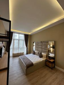 伊斯坦布尔Berfinn Hotel Ortaköy的一间卧室设有一张大床和一个大窗户