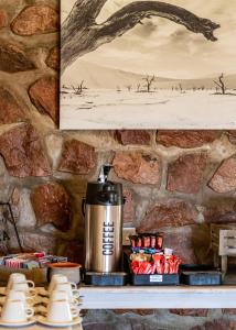 塞斯瑞姆Elegant Desert Lodge的石墙架上的咖啡壶