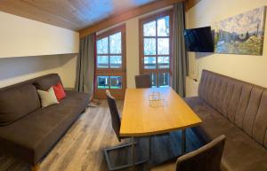 OberkrimmlLandhaus Rosengartl Krimml的带沙发和木桌的客厅