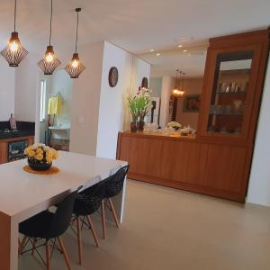 塞古罗港Casa Mutá的厨房配有桌椅和柜台。