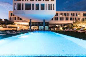 索林索罗那宫酒店的大楼前的大型游泳池