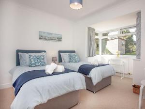 锡德茅斯Blue Horizon的一间卧室设有两张床和窗户。
