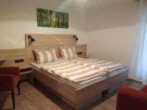 梅斯佩尔布伦Gasthof Zum Löwen的一间卧室配有一张大床和木制床头板