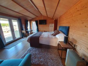 波士顿The Cabin @Tenacre的木制客房内的一间卧室配有一张大床