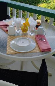 圣乔治Little Palace BNB的一张带餐巾纸的桌子上的白板