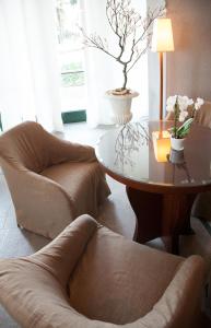 维梅尔卡泰托里丽悦酒店的客厅配有桌子、两把椅子和一张茶几
