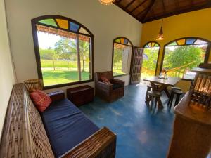 巴拉格兰德Cores do Mar Cabanas, Taipu de Fora的客房设有沙发、桌子和窗户。