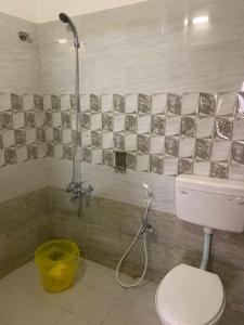 哥印拜陀Sunil Residency的带淋浴、卫生间和桶的浴室