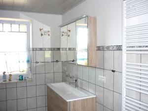 GroßenwiehePetersen Uwe的白色的浴室设有水槽和镜子