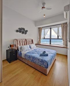 新山Royal Strand, Country Garden Danga Bay Homestay by WELCOME HOME的一间卧室设有一张床和一个大窗户