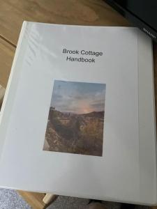 霍姆弗斯Brook Cottage的一张桌子上的书,上面有大峡谷的图片