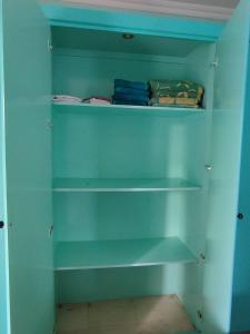 沙姆沙伊赫Farsha View的客房内的蓝色衣柜和书架