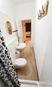 杜伊斯堡ELENA flat Sonnenblumen Duisburg Zentrum的浴室配有白色卫生间和盥洗盆。