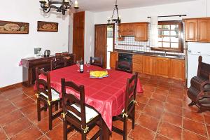 蒂哈拉费Villa Don Pedro的厨房配有一张带红色桌布的桌子