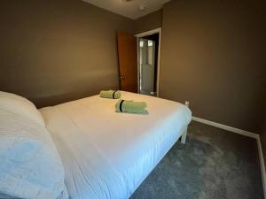 比林斯Restful single bedroom getaway的卧室配有白色的床和两个枕头