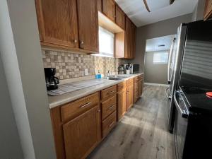 比林斯Restful single bedroom getaway的厨房配有木制橱柜和不锈钢用具