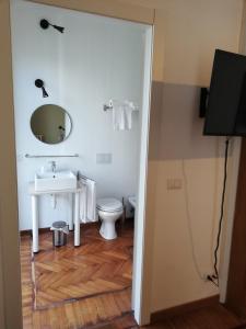 加拉瑞特Palazzo Pasta Malpensa的一间带水槽和卫生间的浴室