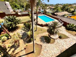圣塞巴斯蒂安Villagio Valentina的享有度假村的空中景致,设有游泳池和棕榈树