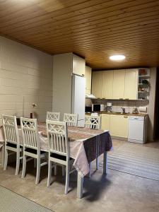 萨里耶尔维Tilava huoneisto的厨房配有桌椅和冰箱。
