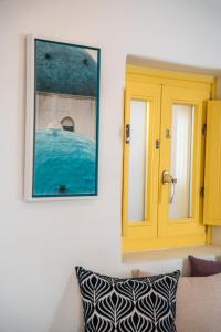 伊亚Anelia House的客厅配有黄色橱柜和沙发
