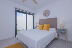 拉奥利瓦Villa Casilla de Costa Private Pool Luxury La Oliva By Holidays Home的白色卧室配有一张白色大床和黄色枕头