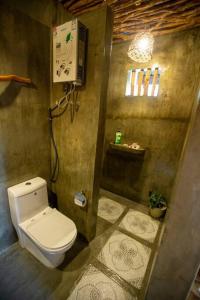 GuindulmanKingfisher Garden Homestay 2的一间位于客房内的白色卫生间的浴室