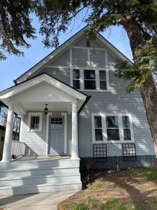 比林斯Timelessly restored home - entirely yours to enjoy的前面有一棵树的白色房子