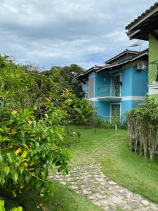 阿拉亚尔达茹达Flores da Aldeia的蓝色的房子,前面有院子