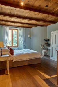 SalavauxChâteau Salavaux的一间卧室配有一张大床和一张书桌