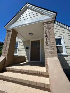 比林斯Freshly renovated home in a vintage neighborhood的一座带前门和楼梯的小房子