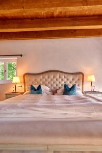 SalavauxChâteau Salavaux的一张带两个蓝色枕头的大白色床
