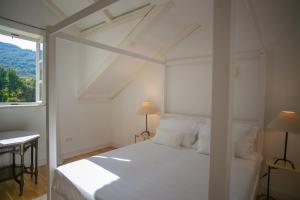 斯塔里格勒Revelin Hvar的白色的卧室设有白色的床和窗户。